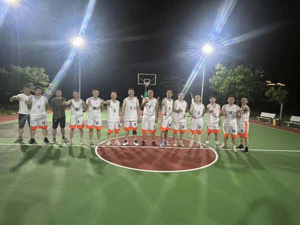 首戰(zhàn)告捷，良井鎮(zhèn)“村企共建杯”籃球賽火熱進行中